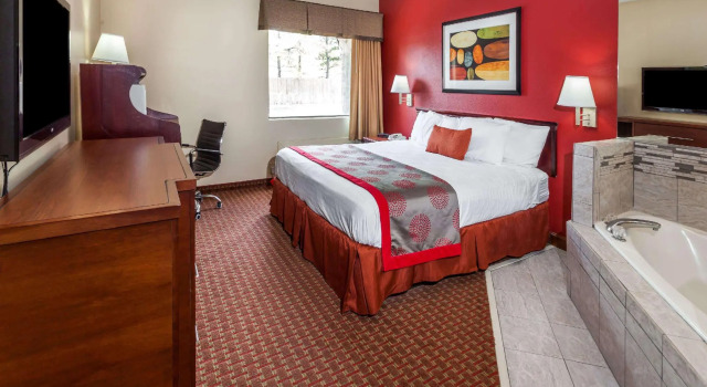 Двухместный люкс Ramada by Wyndham Locust Grove