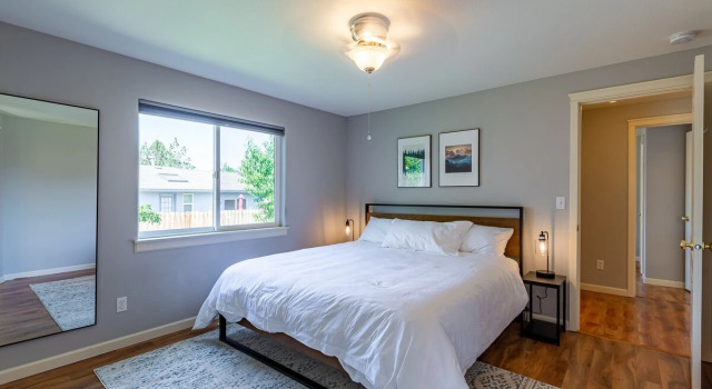 Backyard Oasis 8min to Town Fast Wi-fi, Book Feriehus Bend Bachelor, nær St. Charles Bend