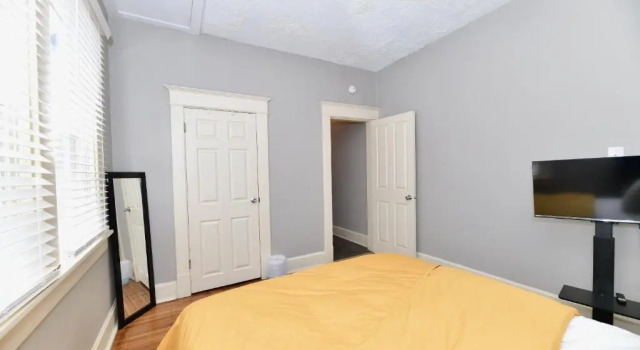 Коттедж 2 houses in 1 heart of Fountain Square DT Indy