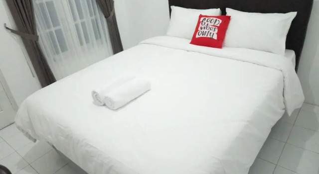 Standard- dobbelt værelse med udsigt over poolen Tamadara Guesthouse Jogja