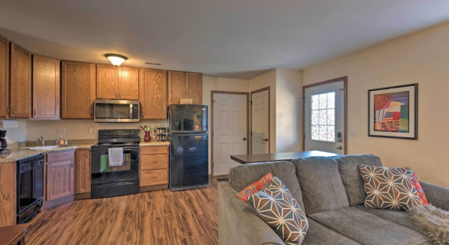 Коттедж Cozy Cedar Rapids Pad - 2 Blocks to Mercy Care!