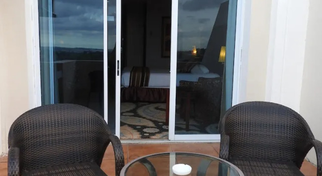 Номер Deluxe с балконом Crown Vista Hotel