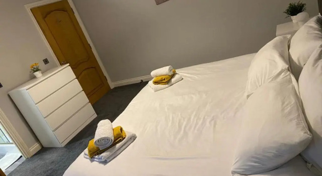 Beautifully refurbished 2 bedroom self-contained apartment with secure parking, Varaa Huoneisto Asunnot kohteessa Merseyside, Huoneisto
