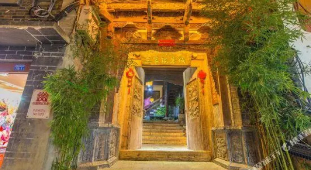 Three House Inn, Забронировать Отель Лицзян Юньнань, рядом с Улица Сквер-стрит Древнего города Даянь
