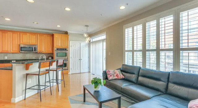 Modern 3BR Townhome 3 Mi to Dulles & Reston TC, Rezervați Apartament Herndon 
