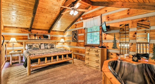 Secluded Forest Cabin, 4 Mi to Downtown Gatlinburg