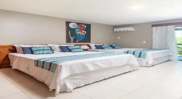 Четырёхместный номер Superior с балконом и с частичным видом на море Hotel Pousada Brava Club