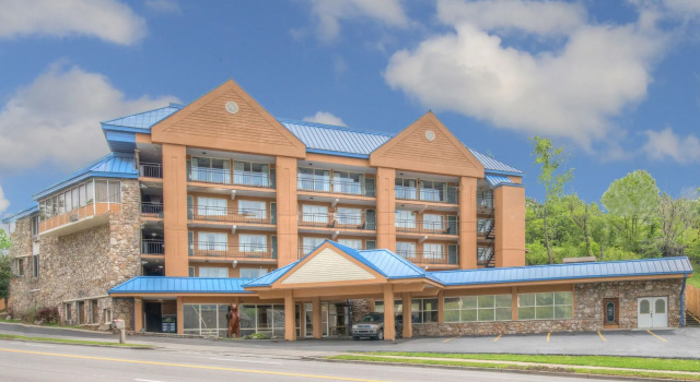 Clarion Pointe Downtown Gatlinburg, Забронировать Отель Гатлинберг Great Smoky Mountains National Park, рядом с Парк аттракционов Earthquake the Ride