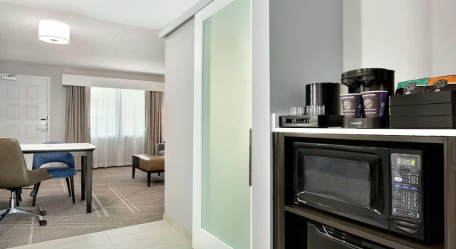 Четырёхместный номер Standard с балконом Embassy Suites by Hilton Milpitas Silicon Valley