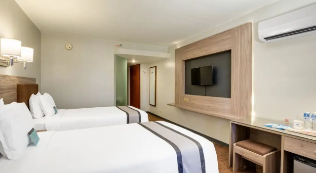 Двухместный номер Standard с балконом Guam Plaza Resort