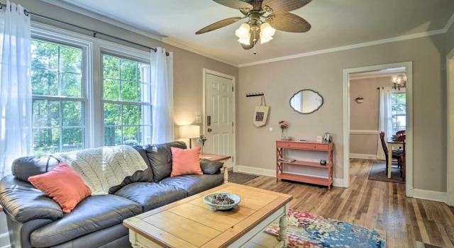 Bright Home w/ Yard in Historic Fuquay-varina!, Забронировать Дом для отпуска Отели Фуквэй-Варина с парковкой, Парковка