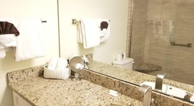Sea Winds 16 2 Bedroom Condo by Redawning, Rezerwuj Hotel Hotele w Saint Augustine Area z parkingiem, Parking