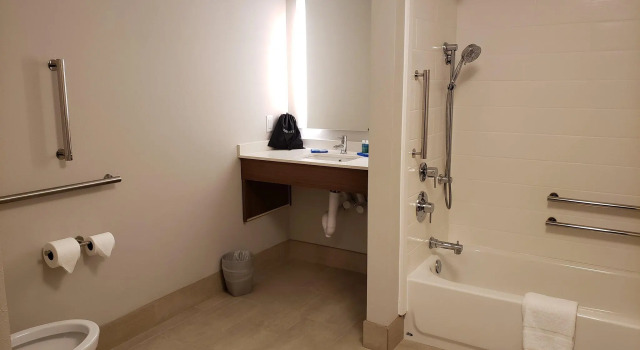 Четырёхместный номер Standard Holiday Inn Express & Suites Macon North by IHG