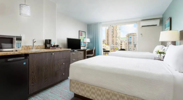 Четырёхместный номер Deluxe Courtyard by Marriott Waikiki Beach