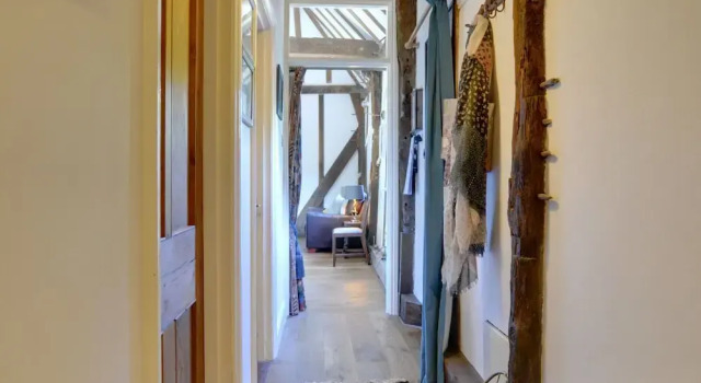 Converted Barn With Excellent Wooden Beams, High Ceiling and a Cosy Terrace, 예약 호텔 Sandwich Kent