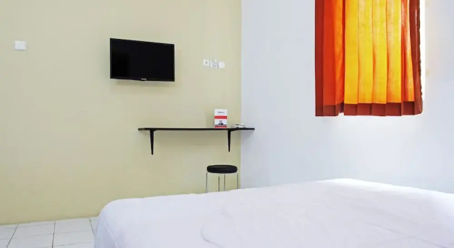 Standart oda RedDoorz near Pantai Ria Kenjeran