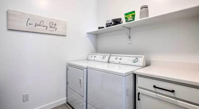 Апартаменты с 4 комнатами с балконом Inviting Hideout Townhome w/ Balcony & Lake Views!