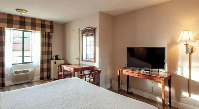 Двухместный люкс Studio City Court Yard Hotel