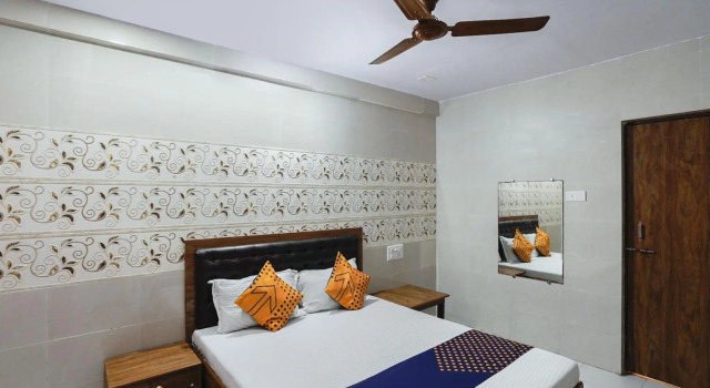 Oyo 74977 Dipesh Lodge