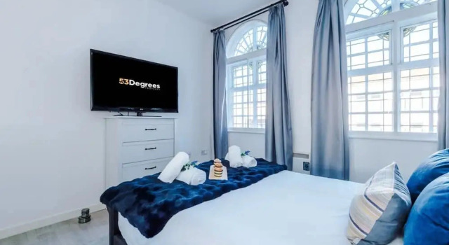 Коттедж New Stylish City-centre Flat w Parking Sleeps 4