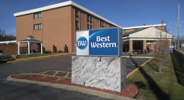Кровать в общем номере Best Western Plus Wooster Hotel & Conference Center
