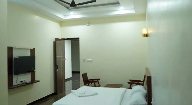 Номер Deluxe HOTEL NIVETHA INN