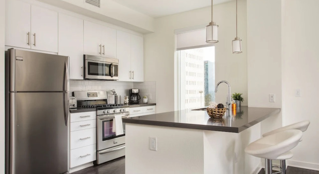Апартаменты Luxurious 2BD & Den Hollywood Apartment