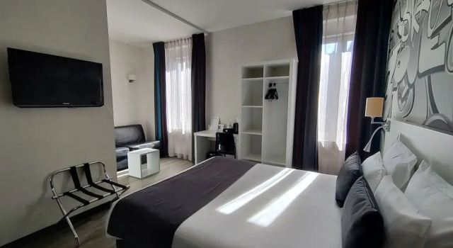 Четырёхместный семейный номер Standard The Originals Boutique, Hôtel de lUnivers, Montluçon