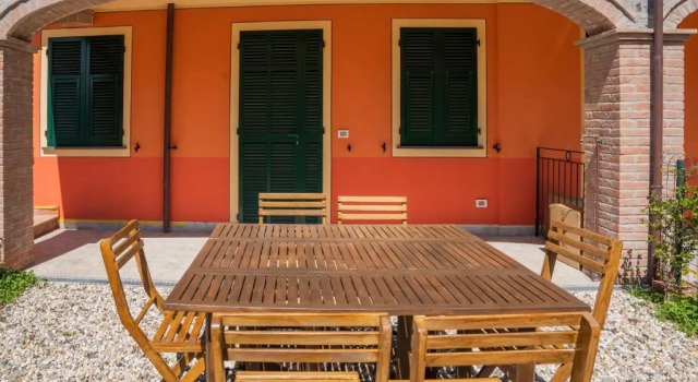 044 - Villetta LUSSUOSA con 2 camere da letto con Giardino 15 minuti dal Mare, Забронировать Отель Отели Казарца-Лигуре с парковкой, Парковка