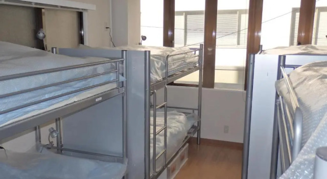 Кровать в общем номере (мужской номер) Backpackers Mini House