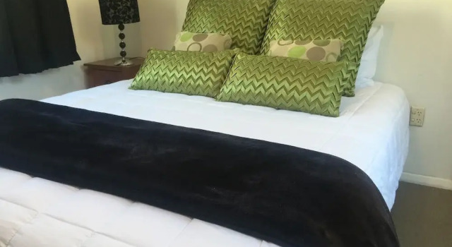 3 & 4 Bedroom Holiday Houses Central Picton, Забронировать Отель Бизнес-отели Пиктон, 4* 5*