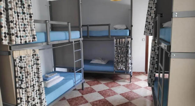 Кровать в общем номере Hostel Triana Backpackers