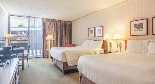 Четырёхместный номер Standard University Place Hotel and Conference Center