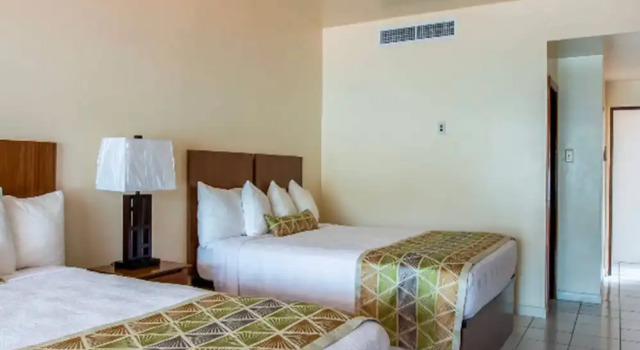 Четырёхместный номер Superior с видом на море Village Cay Hotel and Marina