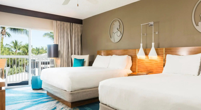 Четырёхместный номер Standard с балконом и с видом на бассейн DoubleTree by Hilton Grand Key Resort