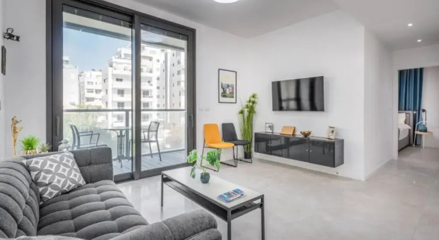 Kerem Hateimanim Area-3 BR with Balcony, Забронировать Отель Тель-Авив Тель-Авивский округ, рядом с Independence Hall Museum