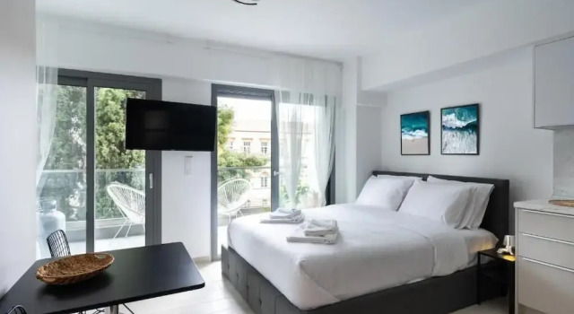 Студия с балконом Velvet Luxury Apartments near the City Center by BiNoBi