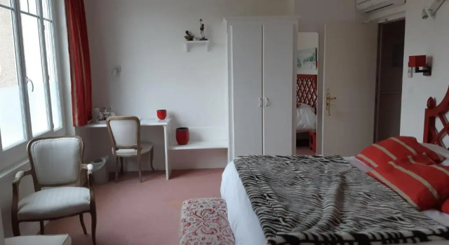 Четырёхместный номер Standard Logis Hôtel Auberge Du Centre Châteaux de la Loire