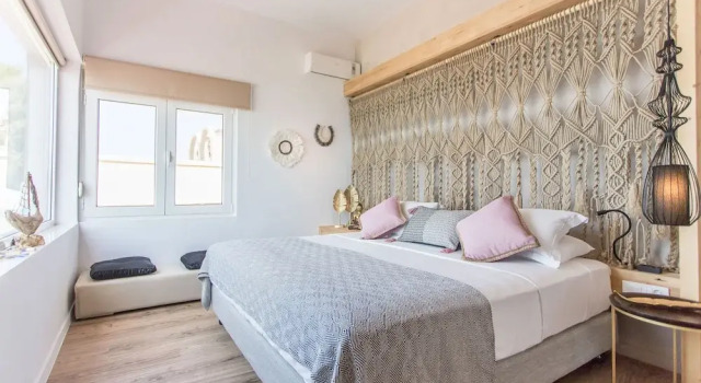 Beachfront Modern Property With 2 Outdoor hot Tubs Only 300m From Restaurants Shops