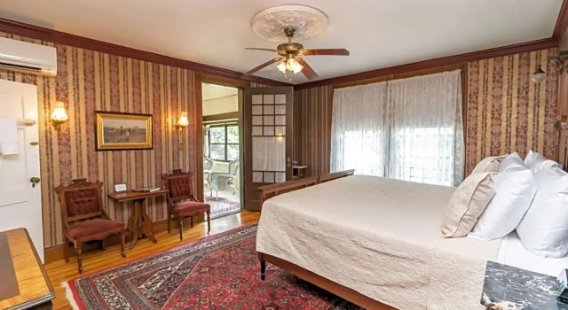 Двухместный люкс с балконом Saratoga Dreams B&B