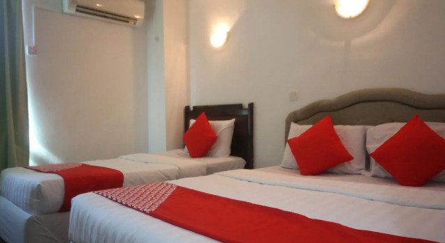 OYO 699 Plaza Hotel