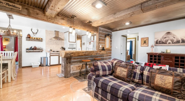 Mountain Time - Comfortable Cabin With Unique And Rustic Look! Ping Pong, Foosball In A Game Room! 3 Bedroom Cabin