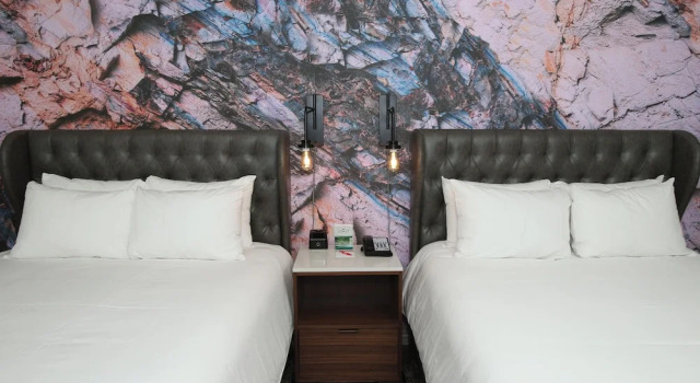 Четырёхместный номер Standard с видом на реку Hotel Indigo Naperville Riverwalk by IHG