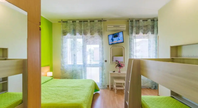 Четырёхместный номер с балконом Hotel Romantik & Depandance