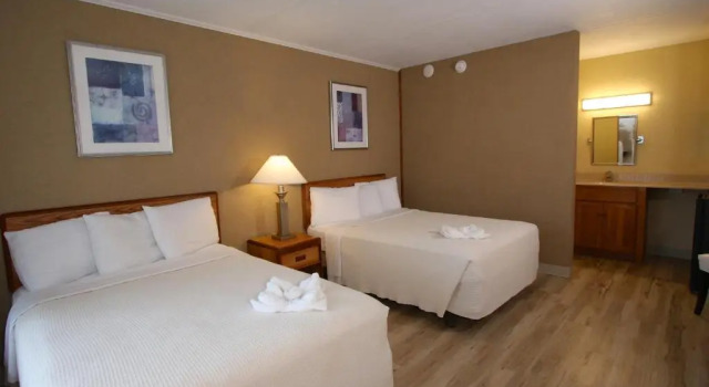 Четырёхместный номер Standard с видом на закат Crusader Oceanfront Resort