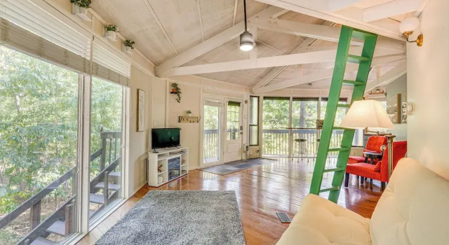 Unique Treehouse Hideaway Near Lake of the Ozarks