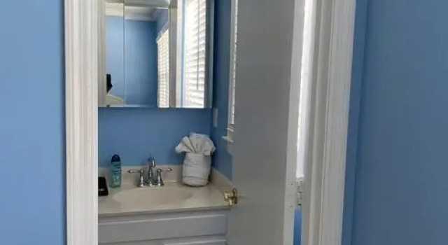Beach Breeze 3, pet friendly, walking distance to Atlantic Ocean free parking
