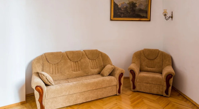 Three rooms on Hnatyuka 3, Забронировать Отель Отели Львова 3 звезды, рядом с Костел Ордена Иезуитов, 3*
