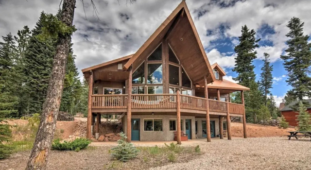 Коттедж с 3 комнатами с балконом Duck Creek Village Chalet w/ Fire Pit & Decks