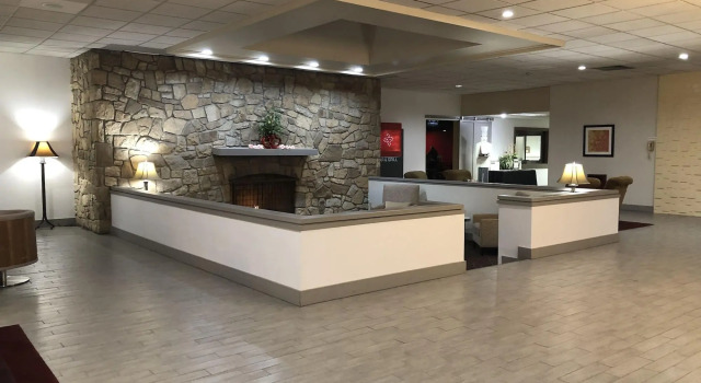 Ramada by Wyndham Clarion, Book Hotel Hoteller i Clarion med pool, Swimmingpool